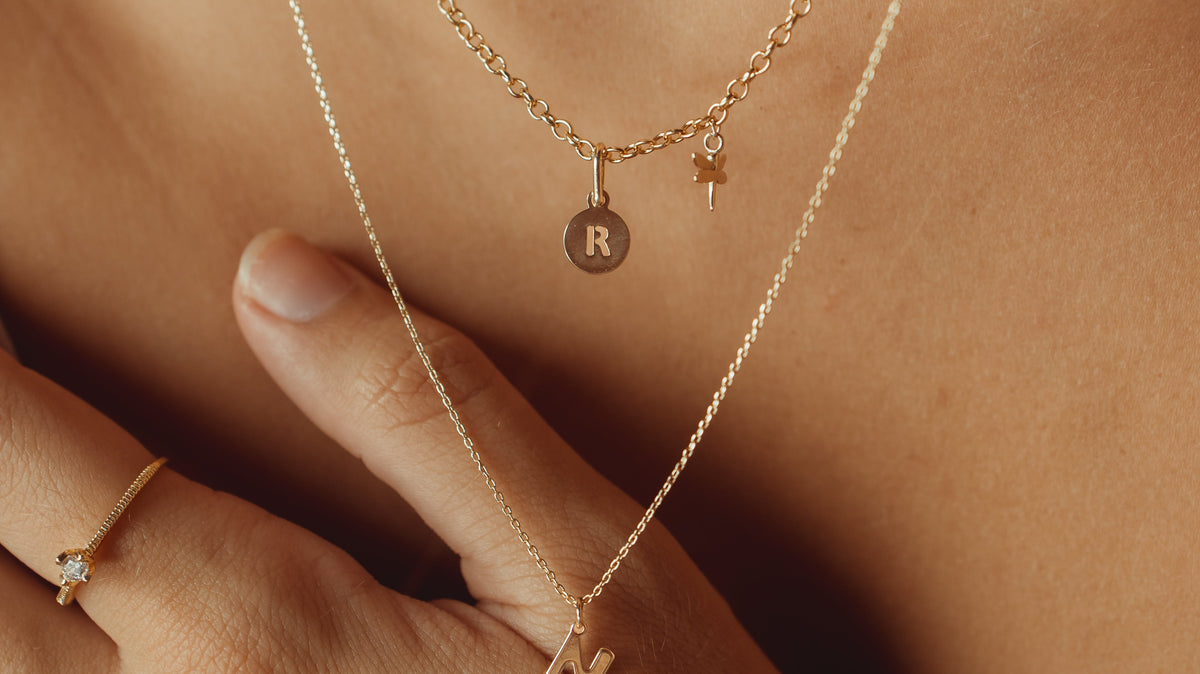 How to Style Jewellery the Brazilian Way: Layering, Texture & Effortless Gold