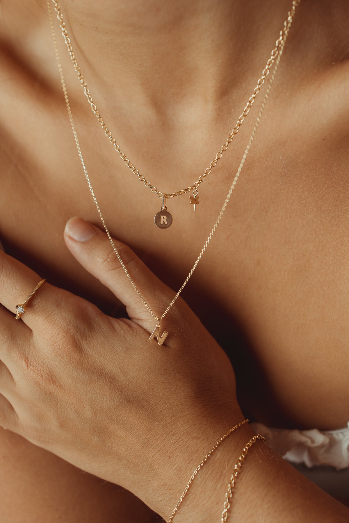 How to Style Jewellery the Brazilian Way: Layering, Texture & Effortless Gold